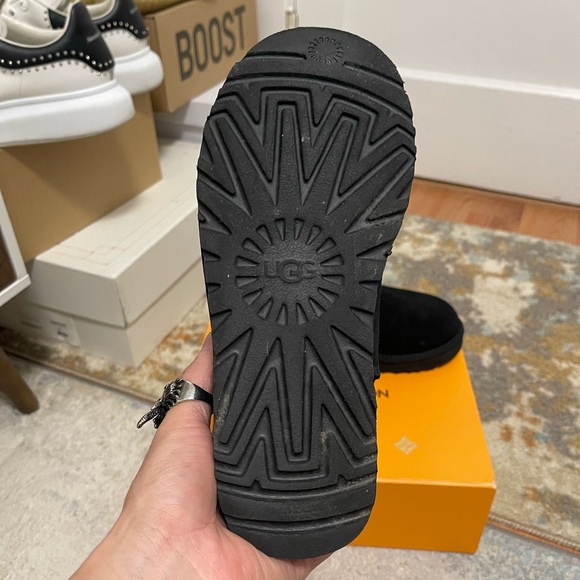 EUC Women’s Size 6 (Euro Sz 37) UGG Classic Short Stud II Winter Boote In Black - Picture 15 of 15